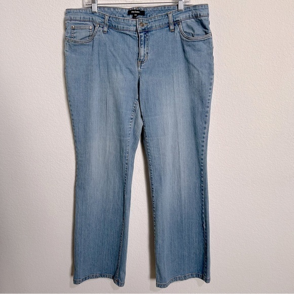 daisy fuentes Mid Rise Straight Leg Light Wash Jeans 16W - Picture 1 of 8